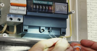 Скрытая проводка в деревянном доме в Нижневартовске от 1555 рублей - профессиональный монтаж
